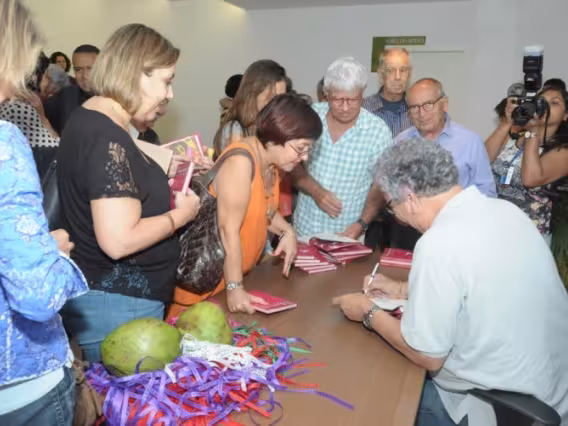 O Prof. Sergio Bruni autografa seu livro durante o evento. Fotógrafo Antônio Albuquerque. Acervo Núcleo de Memória.