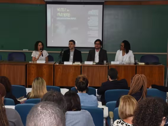 Abertura do evento, com a presença do Vice-Reitor Pe. Álvaro Pimentel S.J. e do diretor do Departamento de Direito, Prof. Francisco de Guimaraens. Fotógrafo Antônio Albuquerque.