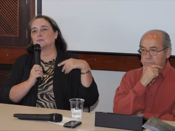 A Professora Maria Clara Bingemer (TEO) e o Padre Carlos Palácio S.J. Fotógrafo Antônio Albuquerque. Acervo do Núcleo de Memória.