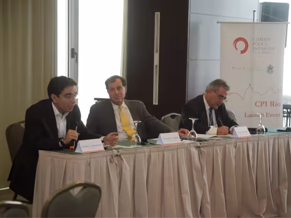 Na foto, Juliano Assunção (NAPC/PUC-Rio), Thomas Heller (Climate Policy Initiative São Francisco) e Eduardo Assad (Ministério do Meio Ambiente). Acervo do Núcleo de Avaliação de Políticas Climáticas.
