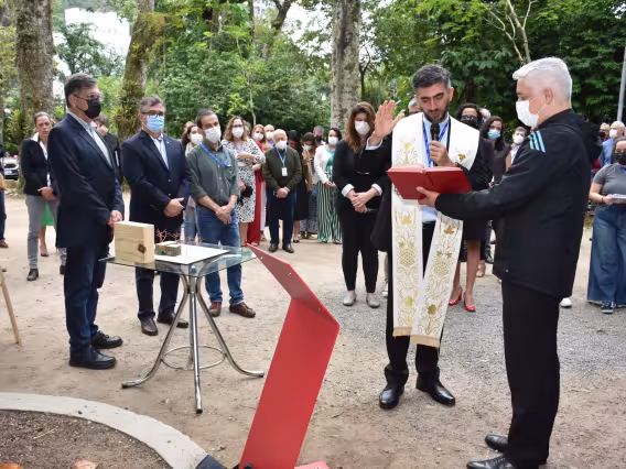 Bênção da Pedra Fundamental pelo Reitor Pe. Anderson S.J.. Fotógrafo Antônio Albuquerque.