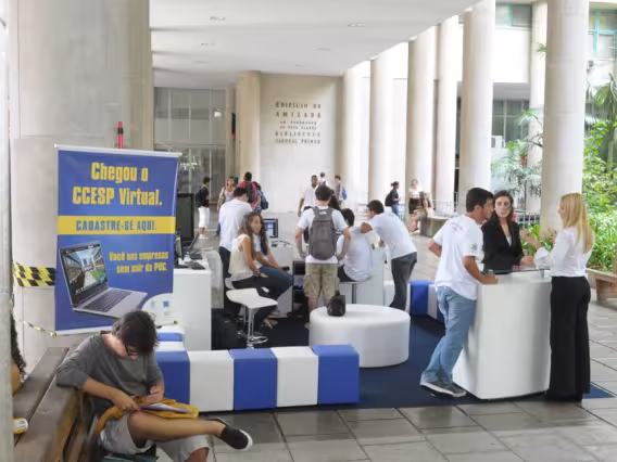 Lounge do CCESP Virtual nos pilotis da Ala Kennedy. Fotógrafo Antônio Albuquerque. Acervo do Núcleo de Memória.