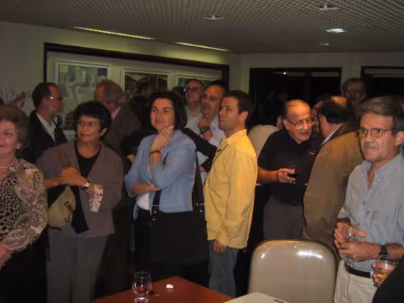 Os professores Inês Kayon de Miller, Liliana Cabral Bastos, Lúcia Pacheco de Oliveira, Antonio Edmilson, Sidnei Paciornik, Reitor Pe. Jesús Hortal, Luis Roberto Cunha e o fotógrafo Antônio Albuquerque, veem a exibição das fotos.