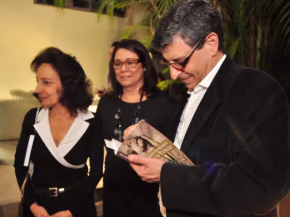 O organizador do livro, José Renato Avzaradel. Fotógrafa Thaís Mandarino. Acervo do Projeto Comunicar.