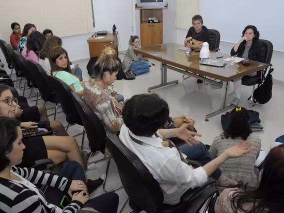 Na mesa os Professores Marcus André Vieira e Esther Maria Arantes. Evento realizado na sala L201. Fotógrafo Antônio Albuquerque. Acervo do Núcleo de Memória.