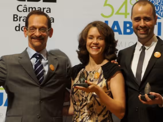 Os professores Hugo Fuks e Mariano Pimentel na entrega do prêmio. Fonte: divulgação do Prêmio Jabuti.