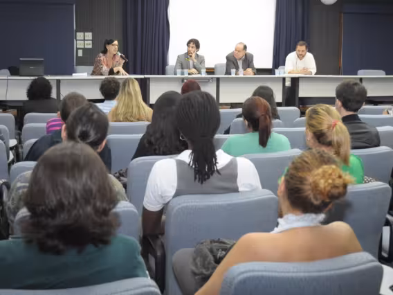 Na mesa do Auditório Padre Anchieta a profa. Gisele Cittadino, o deputado Jean Wyllys, o Prof. Luiz Roberto Cunha e o Prof. Paulo D´Ávila. Fotógrafo Antônio Albuquerque. Acervo do Núcleo de Memória.
