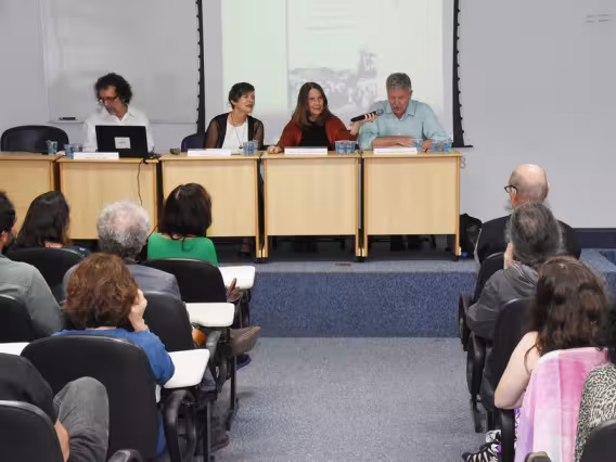 Mesa de debatedores, com a presença na plateia do prof. Roberto DaMatta. Fotógrafo Antônio Albuquerque.