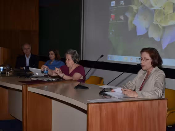 Mesa com os palestrantes no Auditório do RDC. Fotógrafo Antônio Albuquerque. Acervo do Núcleo de Memória.