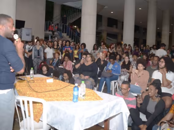 Lázaro Ramos fala nos pilotis da Ala Kennedy. Fotógrafo Jorge Paulo. Acervo Comunicar.