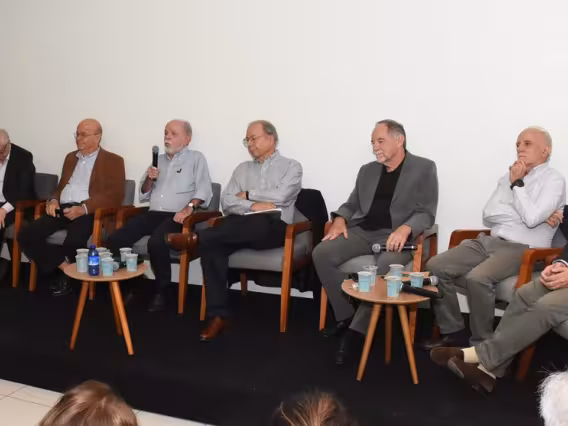 Edmar Bacha, André Lara Resende, Francisco Lopes, Rogério Werneck, Pedro Malan, Winston Fritsch, Persio Arida e Gustavo Franco. Fotógrafo Antônio Albuquerque.