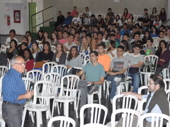 Recepção dos alunos pelo Vice-Reitor Comunitário, Prof. Augusto Sampaio, e pelo Decano do CTC, Prof.  Silva Mello, no Ginásio Poliesportivo. Fotógrafo Antônio Albuquerque. Acervo do Núcleo de Memória.