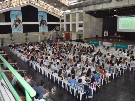 Recepção aos novos alunos e apresentação sobre a Universidade, realizada no Ginásio Poliesportivo. Fotógrafo Matheus Targuêta. Acervo Núcleo de Memória.