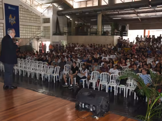 Apresentação do Reitor Pe. Josafá S.J. no Ginásio Poliesportivo. Fotógrafo Antônio Albuquerque.