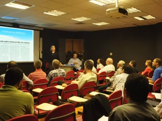 Palestra com a Profa. Lilian Saback (COM) e o Prof. Miguel Pereira (COM) na sala K102. Fotógrafa Flavia Espíndola. Acervo do Projeto Comunicar.