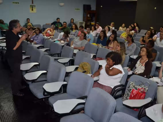 O Prof. Jorge Larrosa durante o mini-curso no Auditório Padre Anchieta. Fotógrafo Antônio Albuquerque. Acervo do Núcleo de Memória.