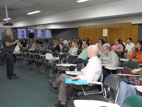Aula do Prof. Gumbrecht na sala F300. Fotógrafo Antônio Albuquerque. Acervo do Núcleo de Memória.