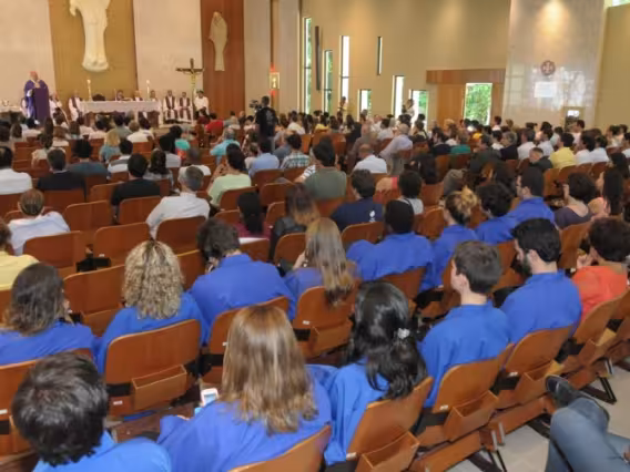 Dom Orani celebra a missa na Igreja do Sagrado Coração de Jesus.  Fotógrafo Antônio Albuquerque. Acervo Núcleo de Memória.