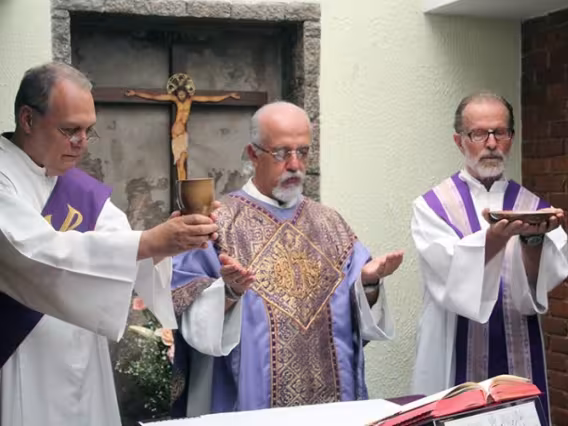 Missa realizada na capela do Centro Loyola. Fonte: site do Centro Loyola de Fé e Cultura.