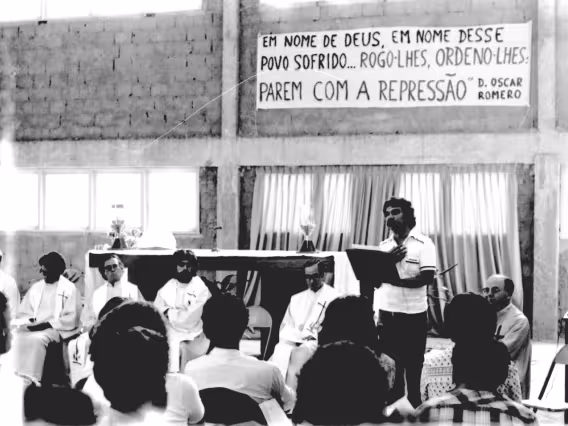 No púlpito, Júlio César, agente de pastoral da Diocese de Valença/RJ, vítima de espancamento.