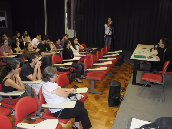 Debate após a exibição dos curtas na sala K102, 15/4/2013. Fotógrafo Antônio Albuquerque. Acervo do Núcleo de Memória.