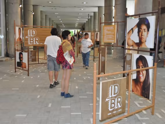 Exposição de fotos nos pilotis do Edifício Cardeal Leme. Fotógrafo Antônio Albuquerque. Acervo do Núcleo de Memória.