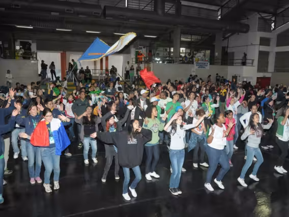 Participantes do Movimento Eucarístico Jovem no Ginásio Pe. Ormindo Sodré Viveiros de Castro S.J. Fotógrafo Antônio Albuquerque. Acervo do Núcleo de Memória.