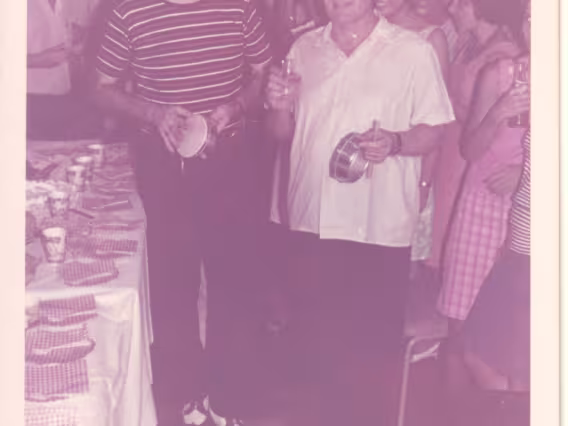 Padre Thomas Lynch Cullen S.J, com tamborim, vestido de carioca, ao lado do prof. Pierre Lucie, festejando o recebimento por ambos do título de Carioca Honorário. 