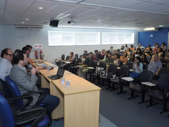 Uma das mesas do evento, realizado no Auditório B8. Fotógrafo Antônio Albuquerque. Acervo do Núcleo de Memória.