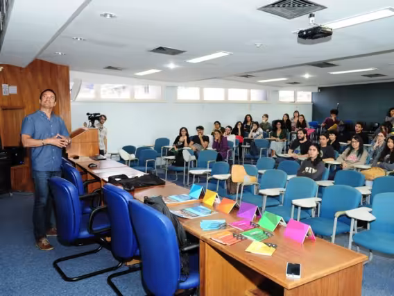 Palestra de Wagner de Freitas no auditório B6. Fotógrafo Antônio Albuquerque. Acervo Núcleo de Memória.