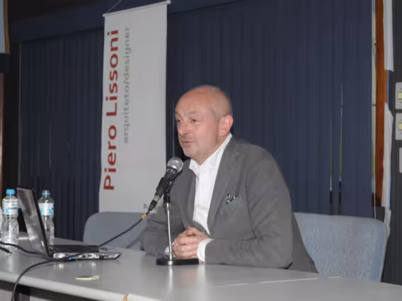 Palestra de Piero Lissoni no Auditório Padre Anchieta. Fotógrafo Antônio Albuquerque. Acervo do Núcleo de Memória.