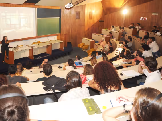 Dominique Gauzin-Müller durante sua palestra no Auditório do RDC. Fotógrafo Bruno Pereti. Acervo do Projeto Comunicar.