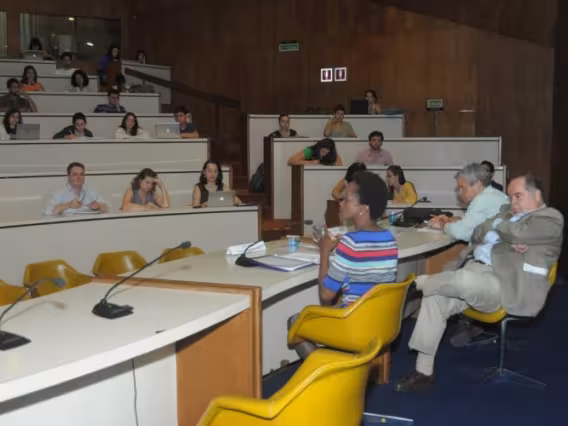 A Profa. Esther Brimmer durante a palestra. Ao seu lado o decano do CCS, Prof. Luiz Roberto Cunha (ECO) e o Prof. Paulo Esteves (IRI). Fotógrafo Antônio Albuquerque. Acervo Núcleo de Memória.