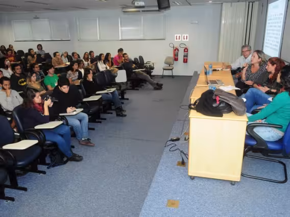 Plateia e mesa com palestrantes, no auditório B8. Fotógrafo Antônio Albuquerque. Acervo Núcleo de Memória.