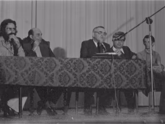 Dom Paulo fala ao microfone, no palco do Antigo Ginásio. À sua direita o Reitor Pe. Mac Dowell S.J. Fotógrafo Antônio Albuquerque. 