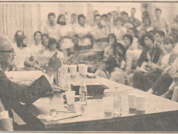 O Senador Teotônio Vilela fala ao auditório lotado. Fotógrafo Antônio Albuquerque. Jornal Flor do Campus.
