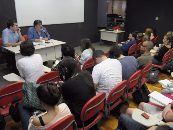 Apresentação do Prof. Eduardo Neiva em evento na sala K102. Fotógrafo Antônio Albuquerque. Acervo do Núcleo de Memória.