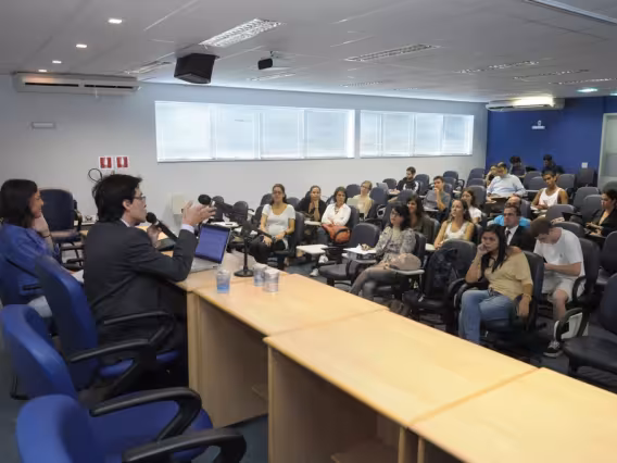 Palestra do Prof. Patryck de Araújo Ayala realizada no Auditório B8. Fotógrafo Antônio Albuquerque. Acervo do Núcleo de Memória.