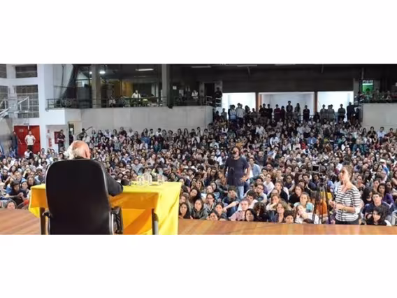 O Ginásio Poliesportivo lotado para ouvir Eduardo Galeano. Foto: divulgação IILER.