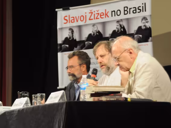 Mesa composta pelo prof. Paulo Fernando Carneiro de Andrade, Decano do CTCH, Zizek e Emir Sader. Fotógrafo Bruno Pereti. Acervo do Projeto Comunicar.