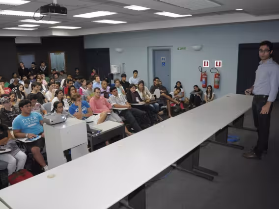 O palestrante Rodolfo Oliveira, no Auditório Padre Anchieta. Fotógrafo Antônio Albuquerque. Acervo do Núcleo de Memória.