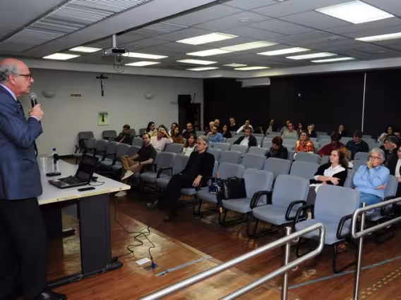 O palestrante, Prof. Arlindo Philippi Junior, no Auditório Padre Anchieta. Fotógrafo Antônio Albuquerque. Acervo Núcleo de Memória.