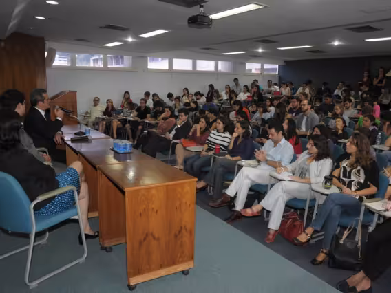 Palestrante e plateia, no Auditório B6. Fotógrafo Antônio Albuquerque. Acervo do Núcleo de Memória.