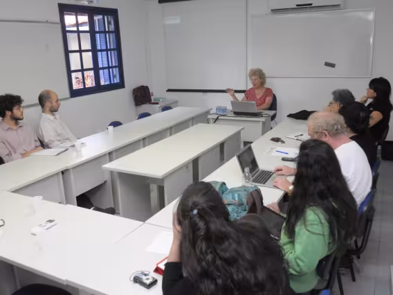 A Profa. Elspeth Guild durante a palestra. Fotógrafo Antônio Albuquerque. Acervo do Núcleo de Memória.