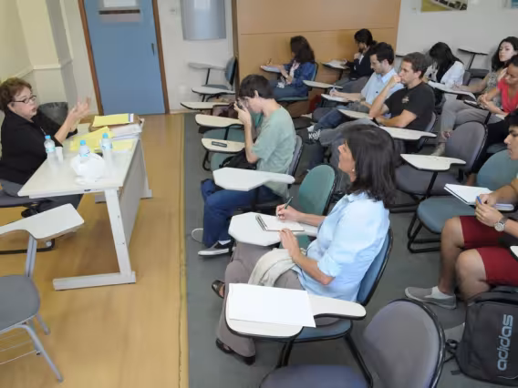 Apresentação da Profa. Maria Regina Soares na sala F310. Fotógrafo Antônio Albuquerque. Acervo do Núcleo de Memória.