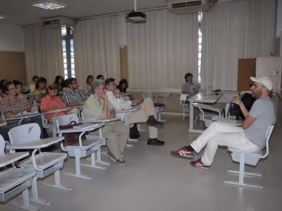 Professores e alunos do Departamento de História assistem à palestra do Prof. Otavio Leonídio. Fotógrafo Antônio Albuquerque. Acervo do Núcleo de Memória.