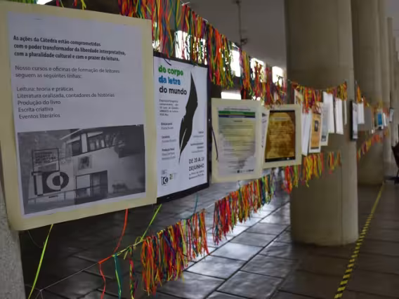 Parte da exposição, nos pilotis da Ala Kennedy. Fotógrafo Antônio Albuquerque. Acervo Núcleo de Memória.