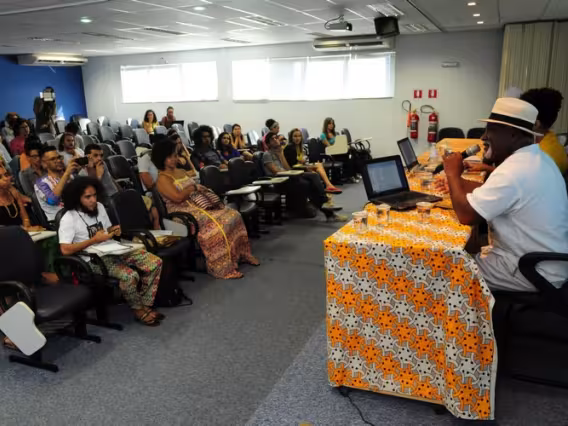 Palestra do Prof. Otair Fernandes no auditório B8. Fotógrafo Antônio Albuquerque. Acervo Núcleo de Memória.
