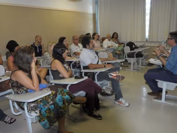 Palestra realizada na sala F408. Fotógrafo Antônio Albuquerque. Acervo Núcleo de Memória.