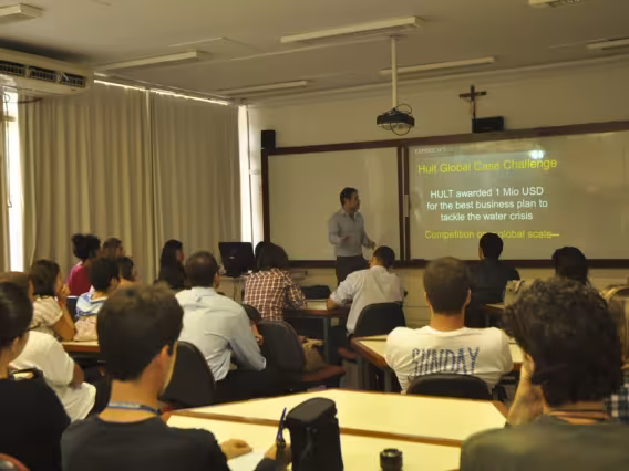 O palestrante Kieran Le-Petit durante a sua apresentação. Fotógrafa Carol Lucchetti. Acervo do Projeto Comunicar.